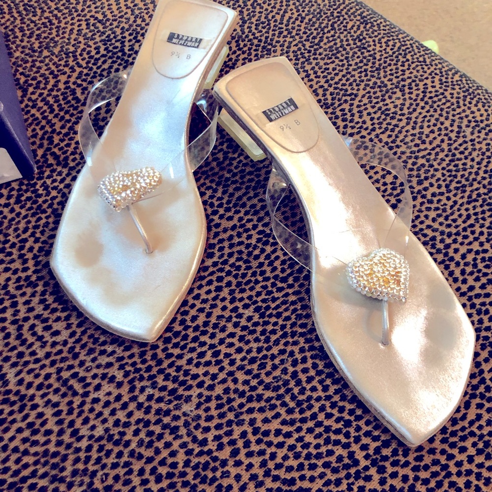 Darling Stuart Weitzman “Newheart” sandals!